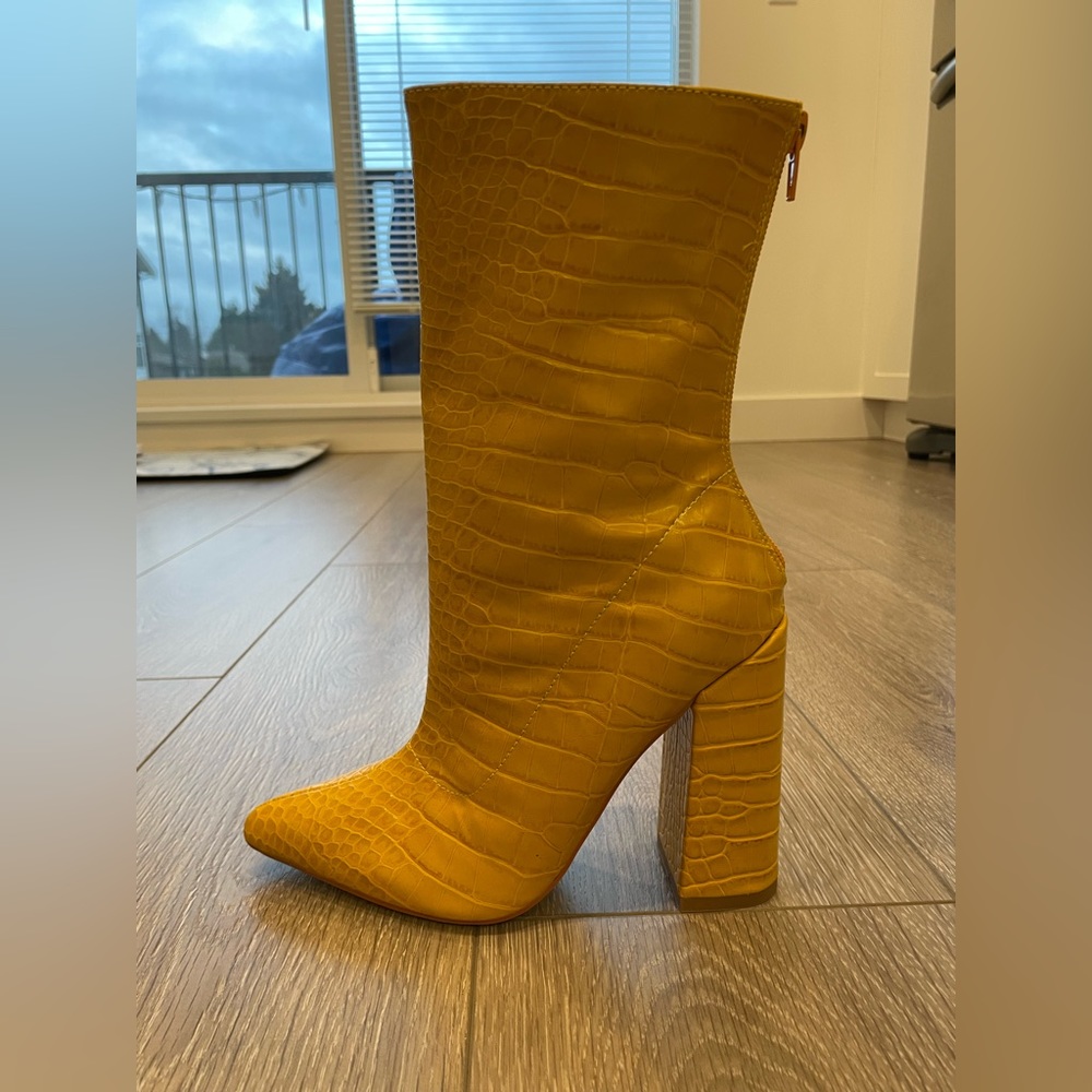 New in box Ego PU Yellow Croc boots size 39